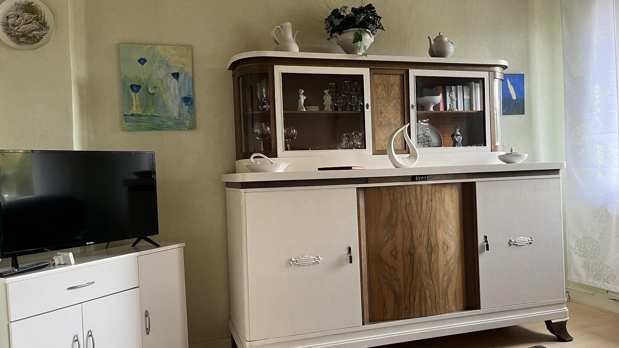 Schrank und TV im Wohnzimmer